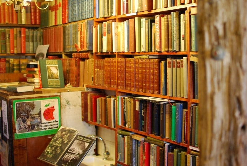 Diaporama Shakespeare and Company, librairie refuge - Des étagères, souvent surchargées... | Photo Anthony Renaud