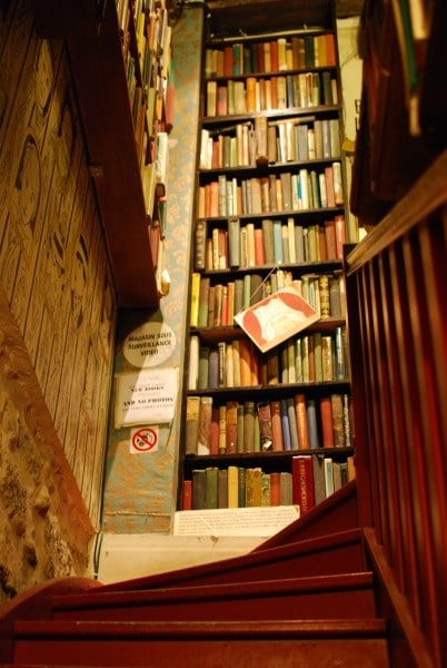 Diaporama Shakespeare and Company, librairie refuge - L'escalier menant au premier étage. | Photo Anthony Renaud