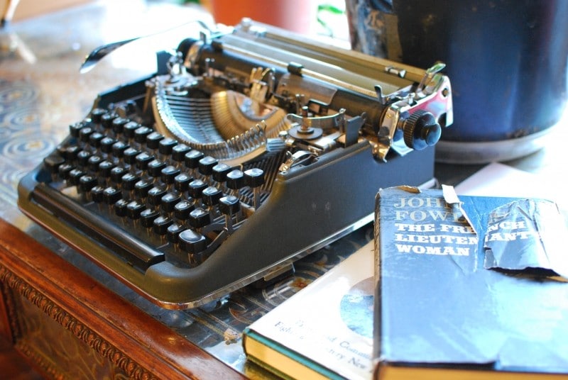 Diaporama Shakespeare and Company, librairie refuge - La machine à écrire, installée face à la Seine. | Photo Anthony Renaud