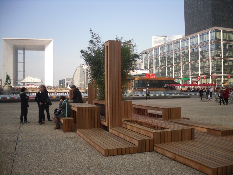 Diaporama Mobilier urbain et expérimentations - Bancs, tables, poubelles, luminaires et bacs à plantes sur une scène en bois. | Photo M. Desgré