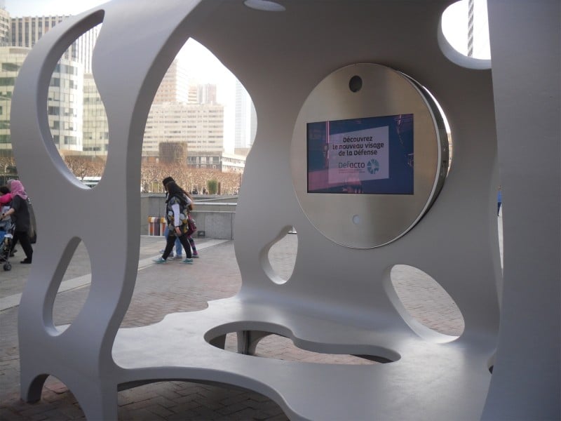 Diaporama Mobilier urbain et expérimentations - Inspiré de l’arrêt de bus, trois cocons de bétons percés de formes arrondies. | Photo M. Desgré