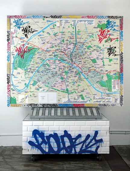 Diaporama Street Art : et la rue ira à la galerie  - Colorz, Métro Bonne Nouvelle, 2011, aérosol et marqueur sur plan lumineux, 219 x 185 x 68 cm | © Alain Smilo
