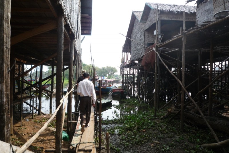 Diaporama Les maisons plantées dans l'eau  - [Cambodge] Des rues suspendues | Amélie Roux