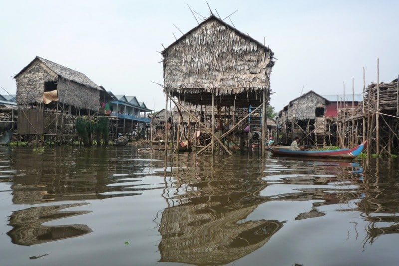 Diaporama Les maisons plantées dans l'eau  - [Cambodge] Des murs tissés en feuille de palmier | Amélie Roux