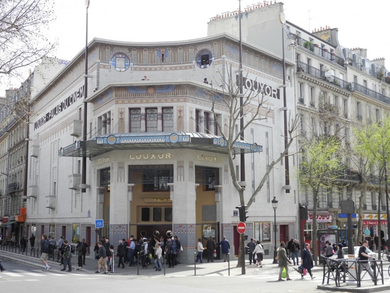 Diaporama Le Louxor, Paris architectural et social - La façade du Louxor, 170, boulevard Magenta. | Photo Dorothée Duchemin