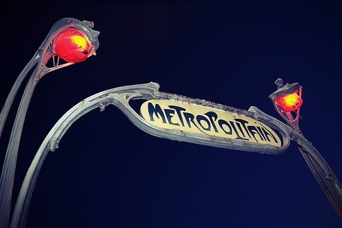 Diaporama Un objet à Paris: les édicules Guimard - les lumières des "brins de muguet" signale Métropolitain  l flickr_cc_Gene