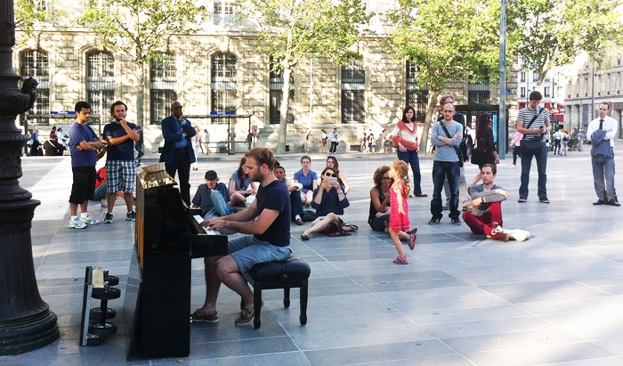 Diaporama Place de la République, la convivialité retrouvée - Un concert classique s'improvise | Amélie Roux