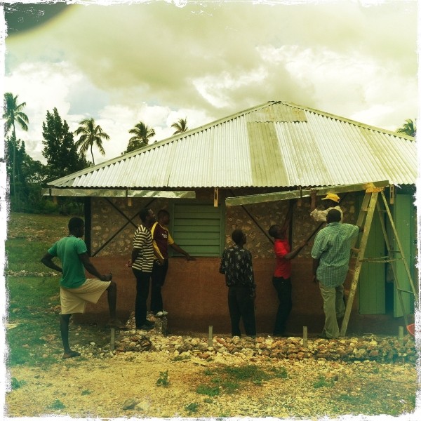 Diaporama Le congé solidaire, pour partir autrement - Construction de gouttières à Lamontagne en Haïti | Amélie Roux