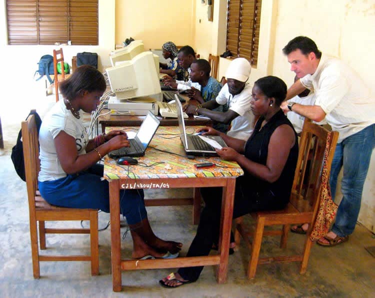 Diaporama Le congé solidaire, pour partir autrement - Formation en informatique au Bénin l Planète Urgence