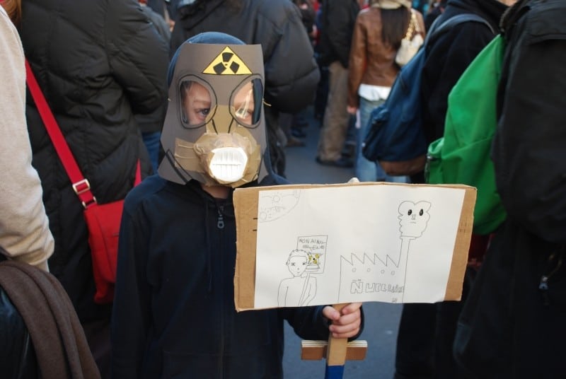 Diaporama Fukushima, réactions collatérales  - Plusieurs générations réunies sur la place | Photo Charles Vandame