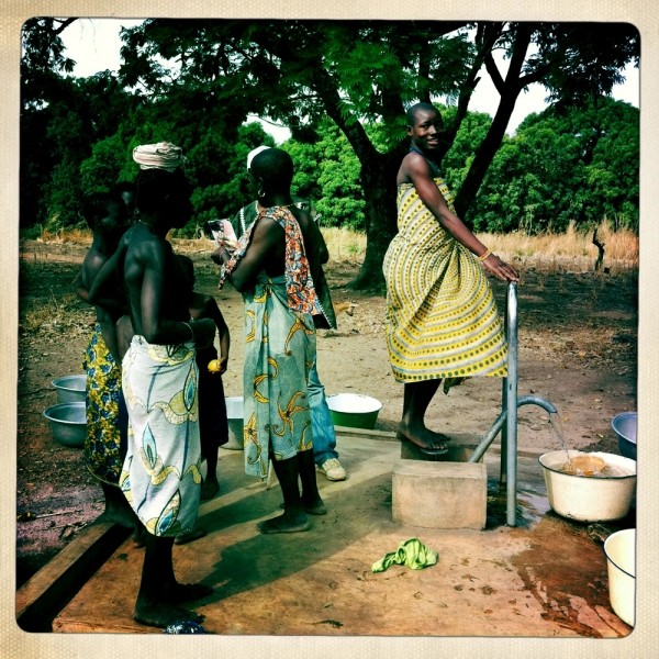 Diaporama Au pays des Tata Somba - Pendant que les femmes puisent l'eau du puit... l Amélie Roux