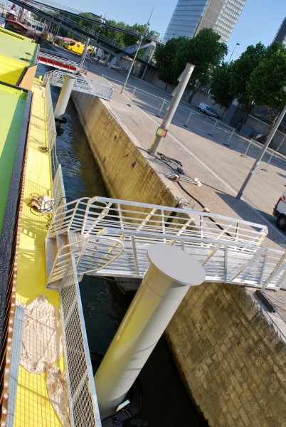 Diaporama Petit Bain se dévoile - La barge mesure 45 mètres de long... | Photo Anthony Renaud