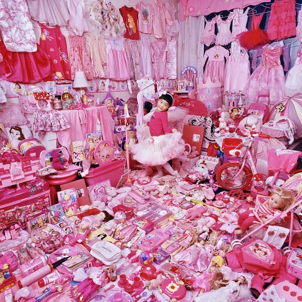 Diaporama Barbie, Goldorak et les autres - Her Pink Things (2007), de Jeongmee Yoon. | © Jean Tholance pour les Arts Décoratifs, Paris