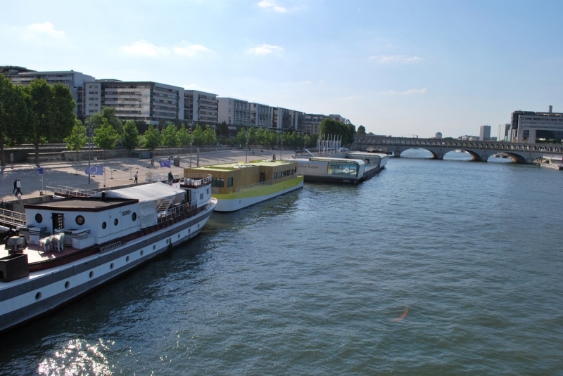 Diaporama Petit Bain se dévoile - la barge a pris place, au pied de la BnF. | Photo Anthony Renaud