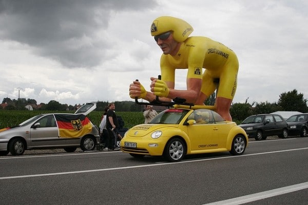 La caravane, presque aussi attendue que le peloton. l Flickr - CC - Bartosch Salmanski