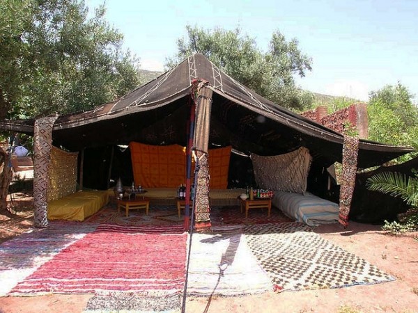L'intérieur d'une tente berbère | FlickR_CC_Radcarper