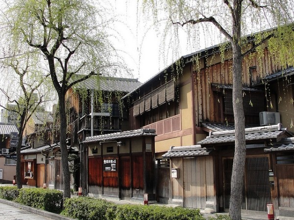Dans une rue de Gion, le quartier historique et vintage de Kyoto. l FlickR - CC - Rachel H