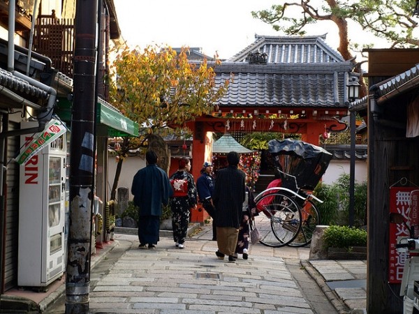 Gion, ses rues et ses rickshaws. l FlickR - CC - Sarubobo