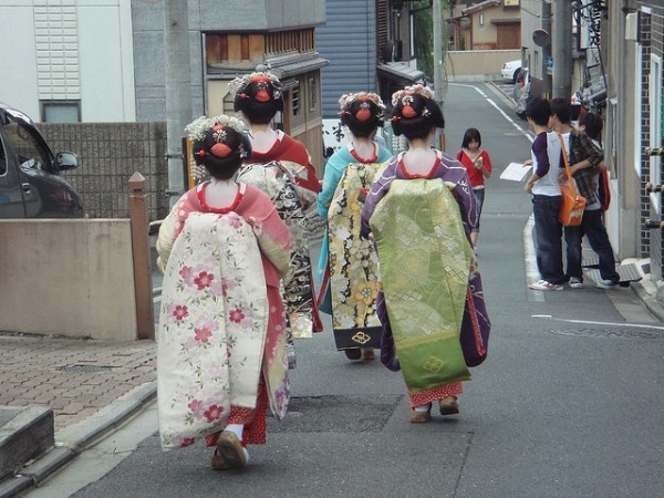 Des maikos dans les rues de Gion. l FlickR - CC - Olivier Lejade
