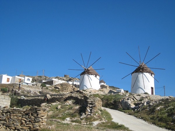 Moulins à vent dans les Cyclades. l FlickR - CC - Stafanos Kofopoulos