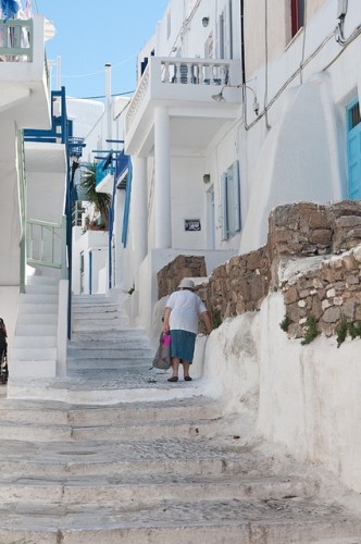 Se perdre dans les ruelles blanches, un bon moyen de découvrir l'architecture des  Cyclades. l FlickR - CC - Antonikon