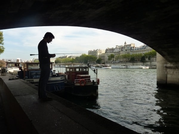 Le street fishing sous un pont de Paris. | Photo Jeanne Ably