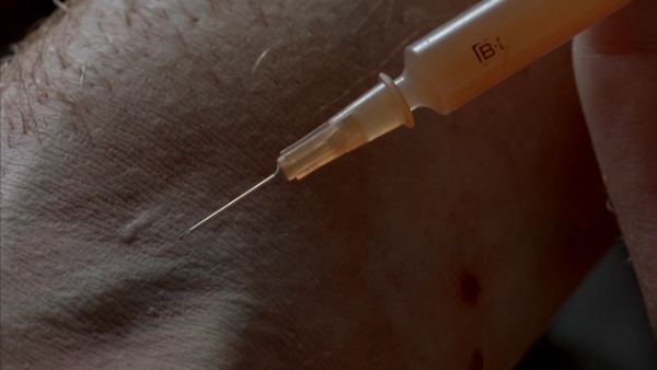 Une injection de drogue par voie intraveineuse | Extrait du film Trainspotting