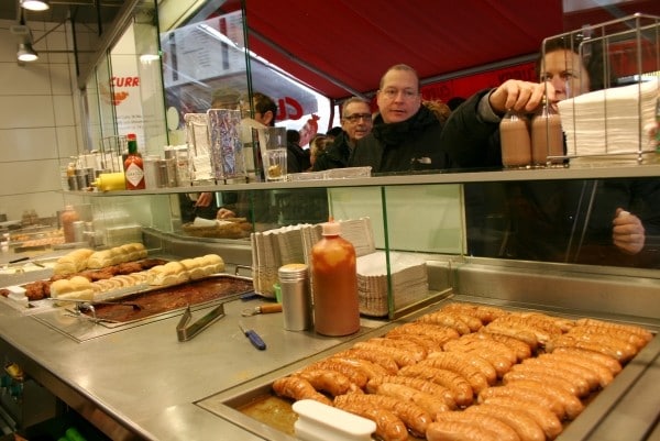 Les saucisses cuisent. Photo Amélie Riberolle