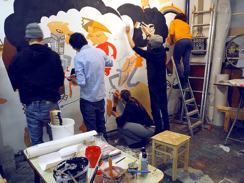 Les artistes face au mur. | Photo DR