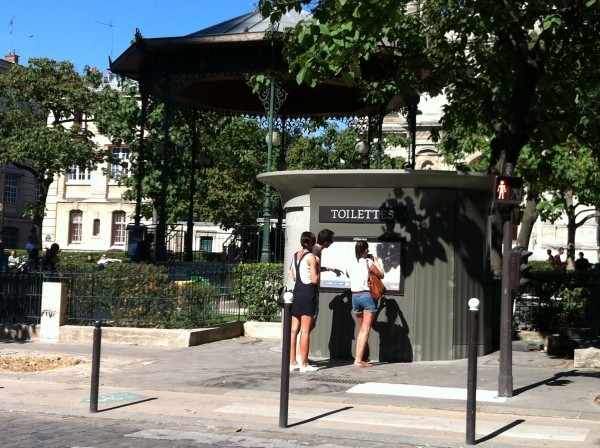 Désormais à Paris, on s'arrête même pour admirer les toilettes (ou lire le plan du quartier).