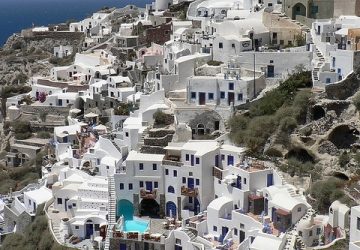 Des cubes sculptés dans les montagnes