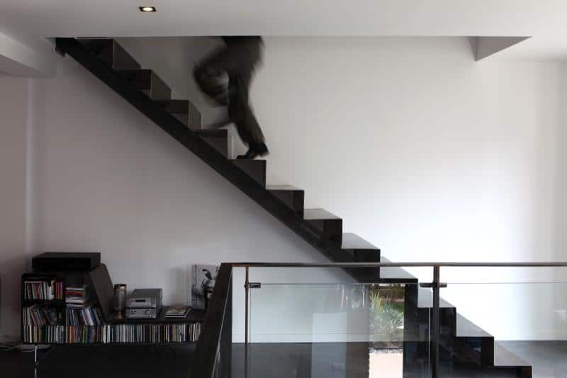 Un escalier en métal plié | Photo Frédéric Boilevin - Diaporama Le Cube : une question de confiance !