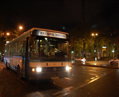 Le bus de la RATP qui reloge les SDF du métro