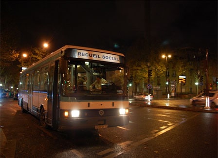 Le bus de la RATP qui reloge les SDF du métro