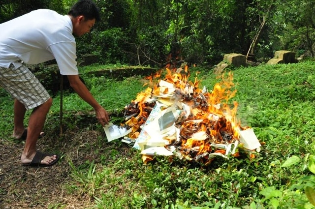 Pour la Fête des Morts, les Chinois brûlent des iPad…