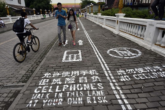En Chine, une voie piétonne pour les accros au portable