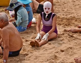 Le face-kini, arme anti-bronzage