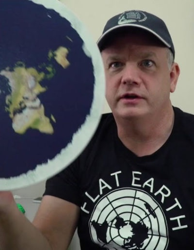 "La Terre à plat", un dîner de cons-pirateurs ?