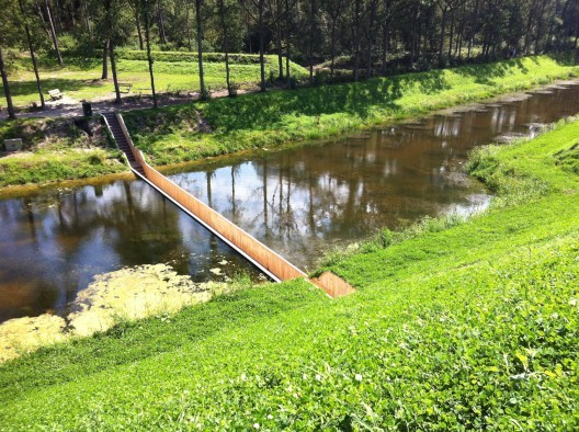 Architecture : un pont invisible… qui écarte les eaux