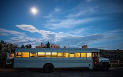 Un vieux bus reconverti en van tout équipé