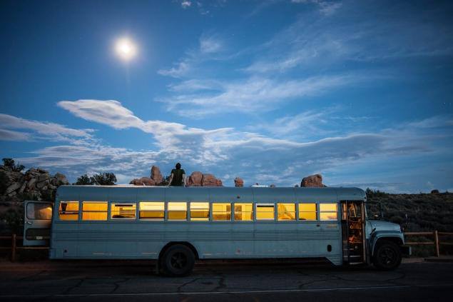 Un vieux bus reconverti en van tout équipé