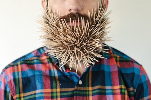 Quand la barbe devient un espace de rangement supplémentaire