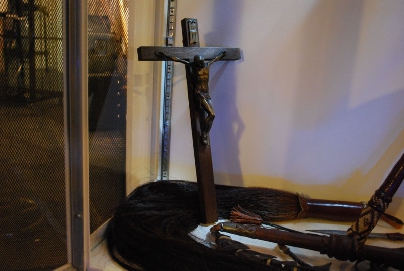 Diaporama Dans le donjon de Maîtresse Cindy - Le crucifix qui annonce le confessionnal | Photo Dorothée Duchemin