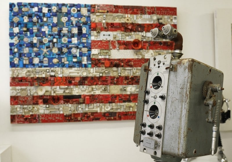 Diaporama La galerie réanimatrice d'objets - Un robot, devant le flag de Dadav. | Photo Vincent Zacharias