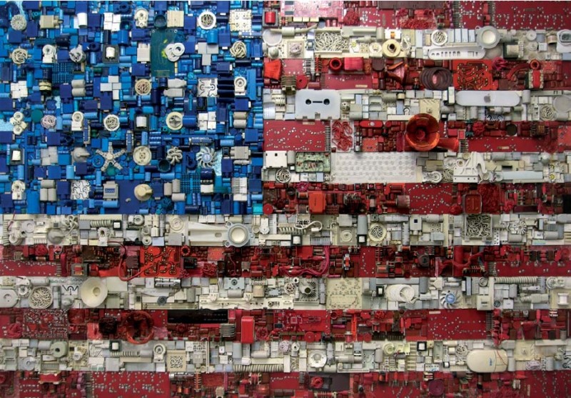 Diaporama La galerie réanimatrice d'objets - Le Flag de Dadave, un hommage à Jasper Johns, composé de milliers de déchets électroniques. | Dadave