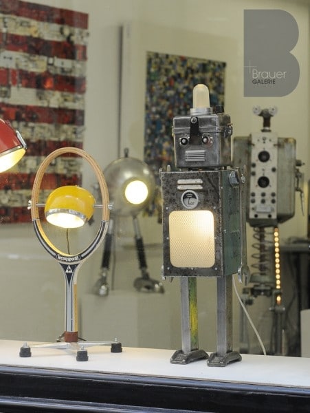 Diaporama La galerie réanimatrice d'objets - Lampe et robot veillent sur le lieu. | Photo Vincent Zacharias