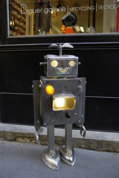 Diaporama La galerie réanimatrice d'objets - Robot de Brauer, devant la galerie. | Photo Brauer