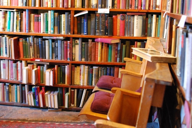 Diaporama Shakespeare and Company, librairie refuge - Des banquettes. | Photo Anthony Renaud