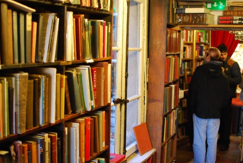 Diaporama Shakespeare and Company, librairie refuge - A l'étage, une bibliothèque, rien n'est à vendre. | Photo Anthony Renaud