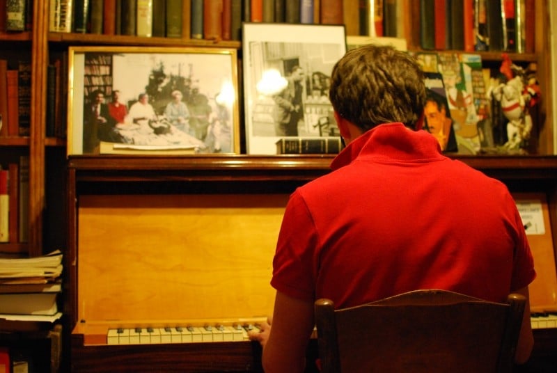 Diaporama Shakespeare and Company, librairie refuge - ... qui peuvent s'installer au piano. | Photo Anthony Renaud